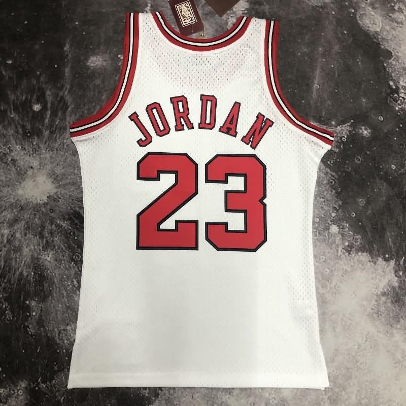 Chicago Bulls 1997/98 White Classics Basketball Jersey (Hot Press)